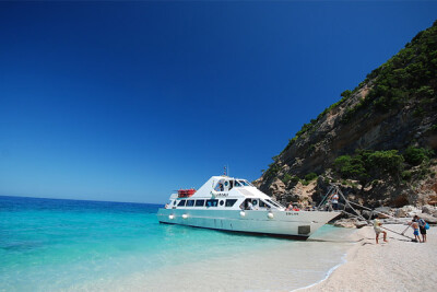 卡拉马里奥路海滩(Cala Mariolu)是撒丁岛另一个世界闻名的最美海滩，位于鲍内(Baunei)附近