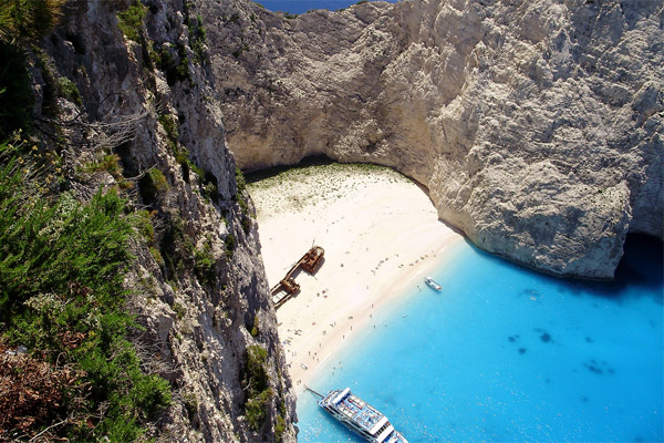 那瓦吉奥海滩(Navagio)，希腊，位于希腊扎金索斯岛，又名沉船湾