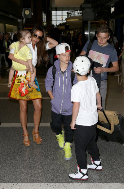 时尚教主维多利亚·贝克汉姆于美国当地时间6月1日怀抱爱女小七哈珀及三个儿子现身洛杉矶国际机场，穿过机场过道时，身穿黄色连衣裙的小七打了个大哈欠，可爱系数萌爆全场。