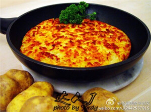 1.土豆洗净,不去皮入加适量盐的滚水中煮至约7-8分熟;2.煮好的土豆马上入冷水中浸泡,凉透后去外皮刨丝(尽可能刨粗丝);3.刨好的土豆丝入不沾锅,均匀洒少许细盐,轻轻翻动,中火将土豆丝压紧成圆饼状;4.在饼的边缘均匀滴入融化的黄油;5.煎到饼子的两面都金黄微焦时,就做好了