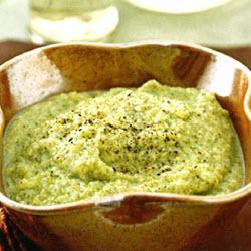 【材料】青花菜（西兰花）450克，切掉粗茎后切块，褐皮马铃薯（russetpotato）225克，削皮后切丁，青葱4根，切葱花，盐1茶匙，黑胡椒粉1/4茶匙，奶油（牛油）2汤匙，现榨柠檬汁60毫升【做法】1.取一大锅，注入1 1/2…