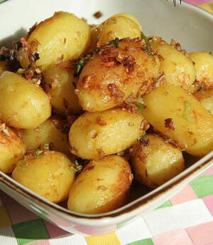 麻辣孜然小土豆】原料：土豆、葱白、生姜、大蒜、干辣椒末、孜然粉、孜然颗粒、花椒、盐，蚝油。做法：1、小土豆洗净，带皮放入开水锅中加入少许盐煮熟；2、锅里加入适量的油，放入小土豆中火2面煎黄；3、所有用料放入锅边炒香；4、放入土豆翻锅，加入蚝油即可。