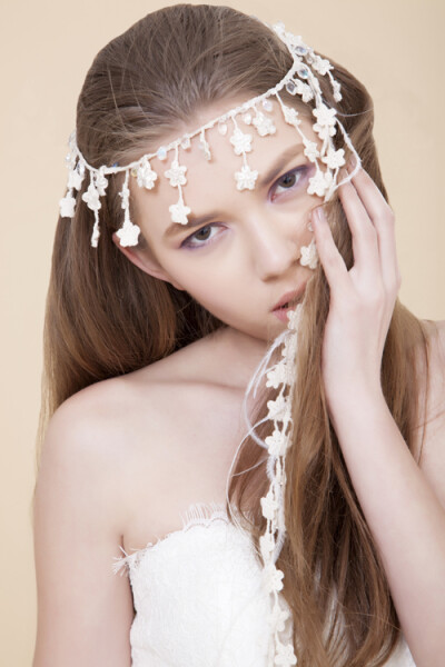 图片由蕾丝印婚品提供 新娘头饰 复古蕾丝钉珠头饰