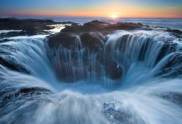 雷神托尔井 - 美国俄勒冈州CapePerpetua的 “地牢的大门 ”，在适度的潮汐和强大的拍岸的海浪情况下，流水创造了该地梦幻般的风景。