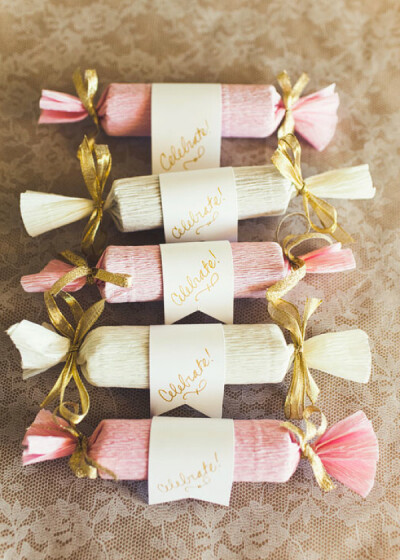 diy candy poppers~ 可爱又环保的做法，详细步骤：http://www.stylemepretty.com/living/2010/04/26/diy-candy-poppers-by-posh-paperie-and-jackie-wonders/