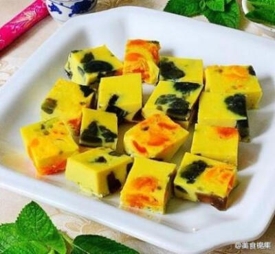 【多彩蒸三蛋】1、把皮蛋剥去壳，咸鸭蛋与鸡蛋分别磕入碗内；2、把咸蛋黄捞出，咸蛋白放入鸡蛋液，加调羹料酒，调羹清水打匀 ；3、咸蛋黄与皮蛋分别夹成小块；4、取一个比较深的盘，四边用油抹好；5、把蛋液倒入，再…