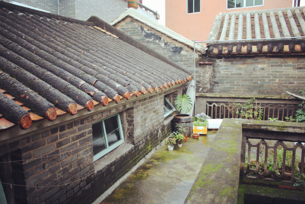 【小洲花雨田】住在村子里一个叫花雨田的小客栈，青砖老屋子的韵味特别迷人~露台和天井也打理的非常漂亮~整个客栈柔软而闲适，窝在沙发或露台上，喝喝茶看看书，瞬间觉得消磨时光也是这么有意义的事~