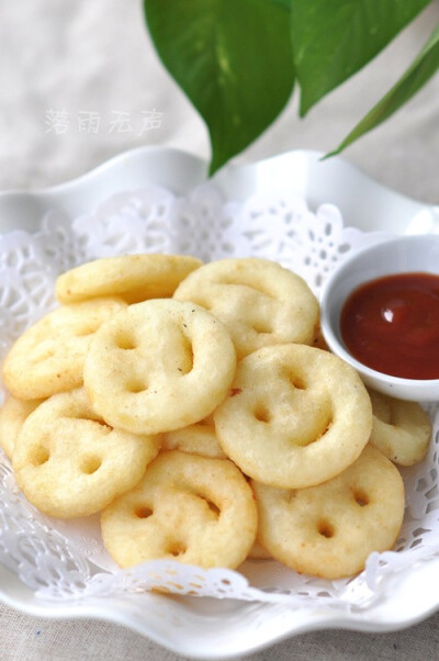 【微笑土豆饼】 材料：土豆、玉米淀粉、面粉、盐、色拉油； 做法：1. 准备主要材料 2. 土豆去皮切片蒸熟 3. 蒸熟的土豆压成泥，加一点盐、加入淀粉 4. 慢慢揉成土豆面团 5. 把土豆面团擀开成为0.6左右的大面片 6. …