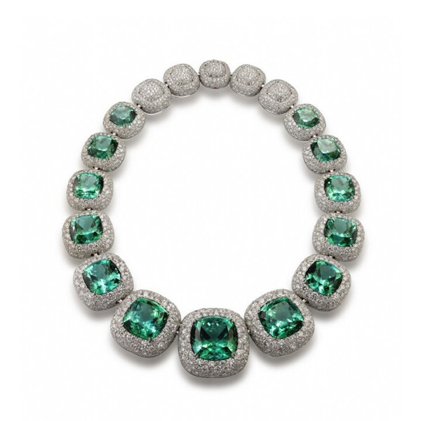  湖水蓝碧玺钻石项链 (Lagoon Tourmaline and Pavé Diamond Necklace) 镶13颗坐垫形蓝碧玺 (238克拉) 以及2,799颗GH/VS级别的美钻 (70克拉)。David Yurman家族专程由纽约远赴泰国搜罗这批产自南非的顶级蓝碧玺，David Yurman表示：「这批碧玺的浓艳色泽及净度，比其他碧玺更胜一筹。」这项链的镶嵌技术亦独树一帜—铂金镶水晶及珍珠背母托底，经典的四叶片造型环抱着 每颗碧玺，镶工无瑕，零售价为港币1,550万元。