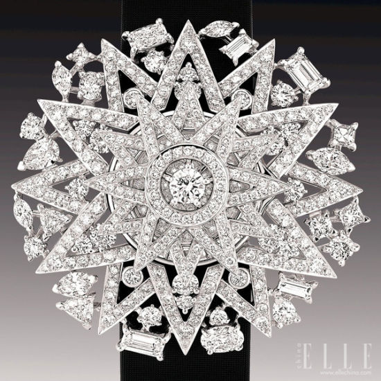 钻石手镯 80周年纪念珠宝中可以发现不少“Bijoux de Diamants”的元素，例如太阳。这枚灵动的钻石手镯打开盖子后变身为手表。
