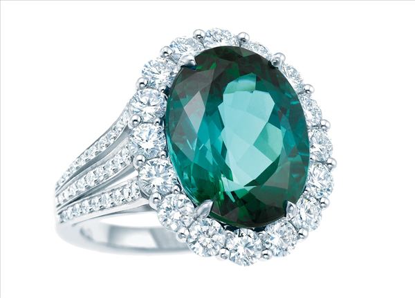 蒂芙尼(Tiffany &amp; Co.)绿碧玺镶钻戒指 新品未定价 19世纪后期，Tiffany &amp; Co.蒂芙尼将彩色宝石引入珠宝设计之中，令这些极富生命活力的宝石在珠宝的华美世界中绽放全新光芒。今日，蒂芙尼闪耀呈现一枚8.79克拉绿色碧玺戒 指，莹润饱满的色泽，极致完美的切工，在铂金底座上镶嵌的70颗华美钻石映衬下熠熠生辉，细微之处无不彰显蒂芙尼非凡宝石历史的伟大传承。