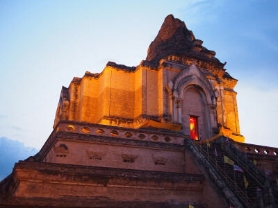 清迈-契迪龙寺。面对这座古老的佛塔，神秘感扑面而来。这座宏大的四方形佛塔，始建于15世纪初，以后数次增建，高达85.4米，据说可远望千里。1545年清迈发生一次大地震和大风灾，佛塔的尖顶一夜之间塌毁，露出塔内的…