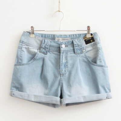 夏日浅蓝色，限量磨白水洗翻边短裤。