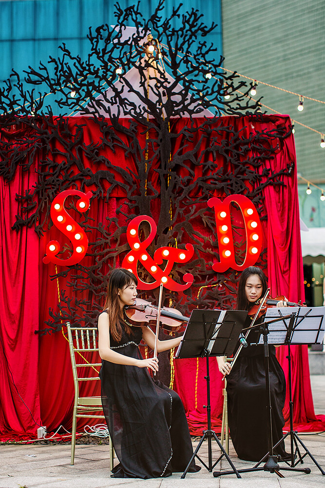 斑斓的彩旗，在微风中摇曳生姿。 当夜幕降临时，璀璨的灯光绽放出爱的色彩。公众号：sthNEO婚礼定制