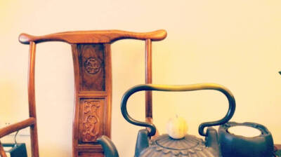 椅背、茶壶把儿形成的平行视觉