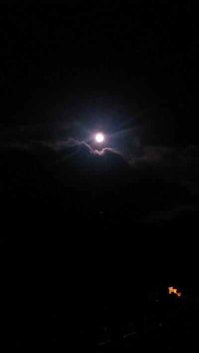 在512看的超级大月亮，云