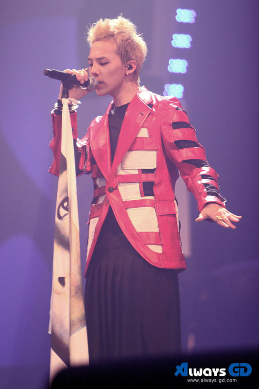 GD还穿裙子、能如GD一样穿着裙子到处晃的男子、有多少个呢？