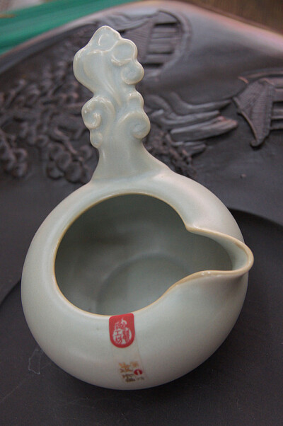 汝窑祥云海 价格：35元 http://item.taobao.com/item.htm?spm=a1z10.5.w4002-2310648041.74.UzIsyg&amp;id=26072096657 墨缘茶具