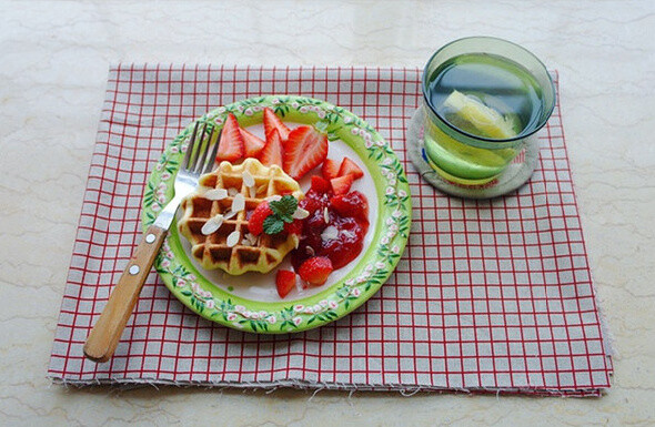 waffle配自制草莓酱，草莓，蜂蜜柠檬水