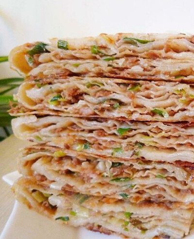 千层牛肉饼：原料：面粉、牛肉馅、大葱调料：料酒、老抽、生抽、胡椒粉、鸡粉、食盐、花椒水、食用油、香油 做法：1、面粉用温水合成较柔软的面团，盖上保鲜膜醒30分钟。 2、牛肉馅加入精盐、鸡精、胡椒粉、料酒、老…