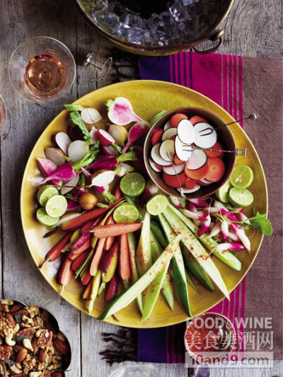 墨西哥沙拉 配料： 小的Kirby黄瓜或日本黄瓜6个（纵切四等份），胡萝卜4个（横切两半然后切成0.6厘米的段），中等大小茴香茎3个（纵切两半去心，横切成0.6厘米厚的片），小萝卜1大把（对半切开，如果大就切四瓣），…