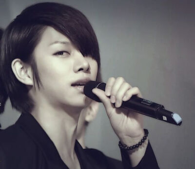 当你在走路的时候，突然发现前面多了一坨屎这个时候你要怎么办呢，你会不会去踩他呢？？当然是无视他，蔑视他 ，然后从旁边绕过继续走路。——金希澈