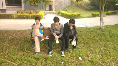 泽钏楼每天早早过去没开门，干巴巴坐着吃早饭