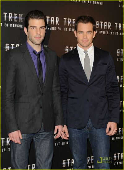 Zachary Quinto 和 Chris Pine 。两人共同出演了《星际迷航》11 12 饰演进取号大副和舰长