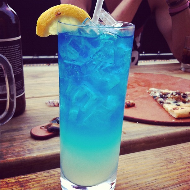 Blue Hawaii（蓝色夏威夷）1 oz 白兰姆(Rum)、1 oz 蓝柑酒(Blue Curacao)、2 oz 凤梨汁、1 oz 椰浆奶、7-UP汽水 。DIY方法：除7-UP汽水外，全部材料放入shake壶中，shake后倒入杯中，最后倒入7-UP汽水即可。.jpg