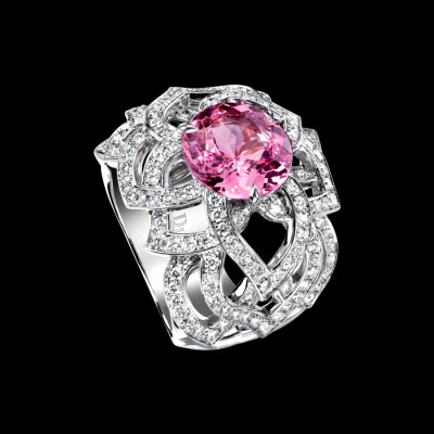 Piaget 玫瑰指环，18K白金，镶衬157颗圆形美钻（约1.62克拉）和一颗粉红色圆形蓝宝石（约4.86克拉）