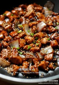 【糖醋酸辣鸡丁】1.油热下鸡丁,炒到鸡丁表面焦黄盛出,剩少许油在锅中;2.爆香葱花蒜粒,放洋葱,小火将洋葱炒香;3.下鸡丁稍稍拌炒下,放姜末.葱花.蒜粒.生抽.老抽.醋.白糖.老干妈.料酒;4.大火不断翻炒鸡丁入味上色,同时开始收汁;5.撒少许白芝麻.葱花即可