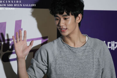 wuli o 麻 一直在讲这个小伙子 长得好suai 好suai 真的好好稀饭你喏 kim soo hyun sa lang hei you 金秀贤