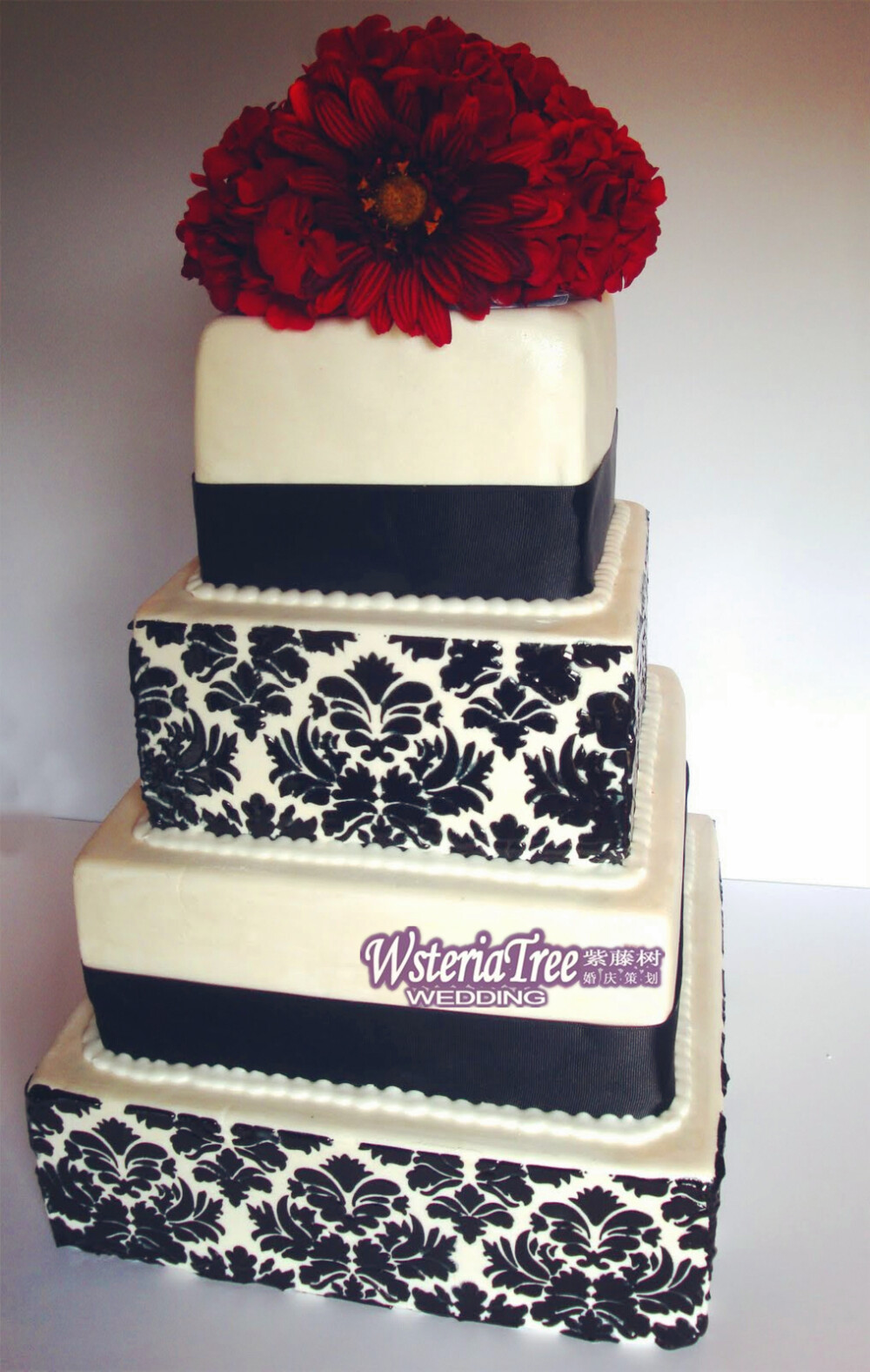 结婚蛋糕是婚礼的甜蜜体现，就像是新人用一份无声的礼物为来宾述说着自己的甜蜜故事。