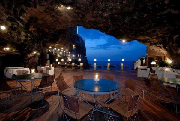 意大利Hotel Grotta Palazzese Polignano，岩石雕刻成的，俯瞰亚得里亚海，坐落在美丽的风景岩石和洞穴中。