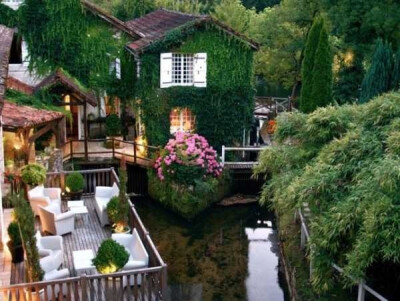 法国Le Moulin de Roc，就像是童话故事中的小阁楼，一推开门别有洞天的与世隔绝，清幽的无人打扰，完全的放松心情阅读与休憩。