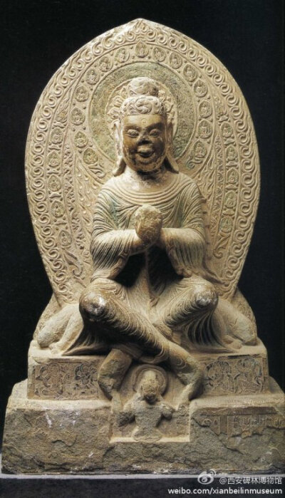 北魏皇兴五年（公元471年）刻，高约87厘米，宽55厘米，1953年入藏西安碑林博物馆。造像是以浮雕手法雕刻而成，正面造像为圆雕型交脚弥勒佛
