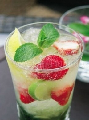 #自学调酒#辣妹风味的【草莓莫吉托Strawberry Mojito】材料：3 0 毫升朗姆酒，新鲜薄荷叶，Angostura苦艾酒，巴西甘蔗酒，新鲜草莓，1粒绿柠檬，苏打水 制作：在酒杯中加入适量的碎冰，依次加入朗姆酒、苦艾酒、新鲜…