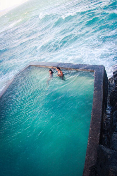 葡萄牙马德拉群岛(Madeira Island)的一个海边游泳池..