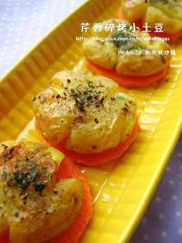 材料 小土豆，芹香碎，黑胡椒碎，竹盐，橄榄油 芹香碎烤小土豆的做法 1.小土豆煮熟后拍扁，刷上一层橄榄油，撒上黑胡椒颗粒、芹香碎和竹盐 2.烤箱预热200度，上下火10-15分钟