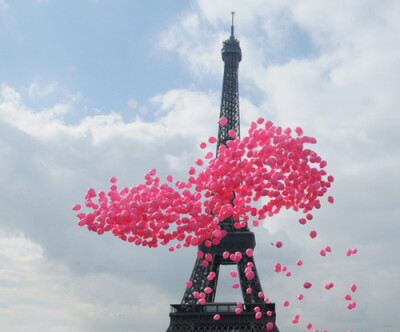 一大堆粉红色的气球+浪漫都市巴黎埃菲尔铁塔. 好浪漫啊 @JoeyQing0916