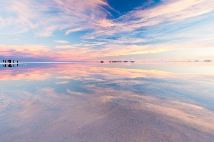 乌尤尼盐沼（Salar de Uyuni）位于玻利维亚西南部的乌尤尼小镇附近，是世界最大的盐沼，东西长约250公里，南北宽约100公里，面积达10,582平方公里。