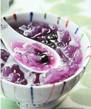 紫薯银耳羹 材料：银耳、紫薯、葡萄干、冰糖 做法：1.干银耳放温水中浸泡一晚，紫薯洗净去皮。2.银耳撕小朵，紫薯切丁，葡萄干洗净备用。3.银耳放在锅中大火煮开。4.再放入紫薯丁、冰糖、葡萄干，大火煮开。5.转小火熬煮10...更多美味详情见嘀友[jimenez]的图片墙