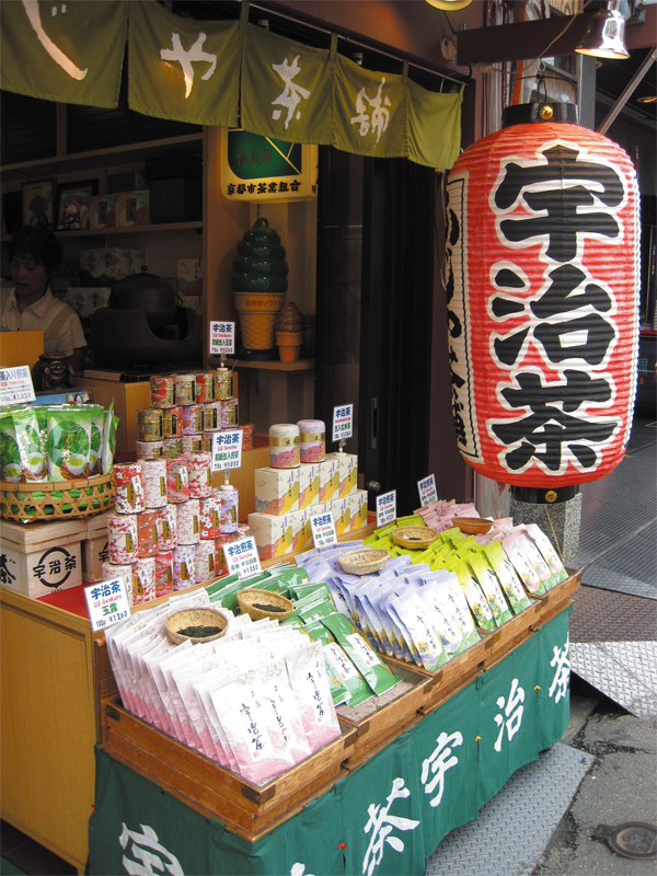 【京都府 宇治抹茶】据说日本的第一棵茶苗便是在山清水秀的京都宇治种下的，难怪一提到日本茶，首先就会想到宇治抹茶。京都是日本茶道的发源地，每十步便有一间茶屋，茶风古朴。茶农在茶树发芽前20 天覆盖遮阳，使得茶叶翠绿香甜，苦涩味道相对减少，也造就了最有代表性的宇治抹茶。 ——摘自新书《一茶一会》，在线购买地址——&gt;http://item.taobao.com/item.htm?spm=a230r.1.14.36.WZY1qL&amp;id=19051898537&amp;_u=mjg436n841b