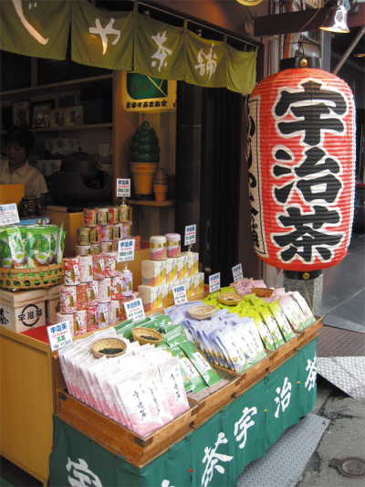 【京都府 宇治抹茶】据说日本的第一棵茶苗便是在山清水秀的京都宇治种下的，难怪一提到日本茶，首先就会想到宇治抹茶。京都是日本茶道的发源地，每十步便有一间茶屋，茶风古朴。茶农在茶树发芽前20 天覆盖遮阳，使得…