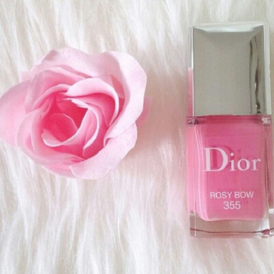 粉红色的Dior指甲油，你喜欢吗？@JoeyQing0916