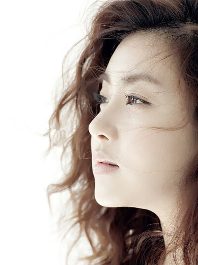 姜素拉（姜索拉 ）1990年出生，韩国新生代女演员。2009年，与俞承豪搭档主演电影《第四课时推理领域》出道。2011年，由姜素拉主演的电影《阳光姐妹淘》（《Sunny》）正式上映，她在电影中完美的演绎了霸气大姐大夏春…