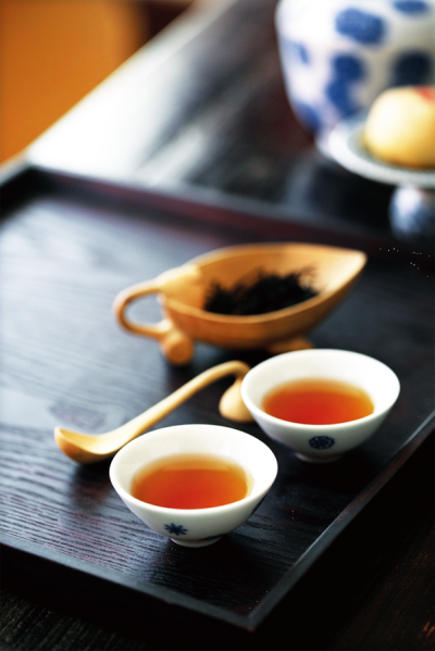 【红茶】红茶属于发酵类茶叶，中国红茶是由我国特有的工夫红茶和小种红茶组成，而英式红茶通常采用印度的阿萨姆红茶或斯里兰卡的锡兰红茶等制成。在茶形上，中国红茶往往保持原有的条索，在品茶过程中可以观赏，英式…
