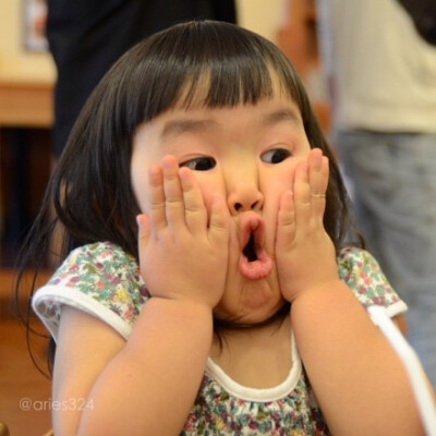「表情女帝大人」的日本四岁女孩 Aries