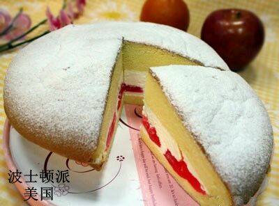 据说是在1855年，一份纽约报纸印了一份名为puddingpiecake（布丁派蛋糕）的食谱，这份食谱并没有包含现今波士顿派特有的巧克力糖浆，然后在1856年一位名为Harvey D.Parker的人在波士顿开设了一家ParkerHouse餐馆，菜单上有一道含有巧克力糖浆的布丁派蛋糕，据说这就是我们今天所知道的波士顿派。