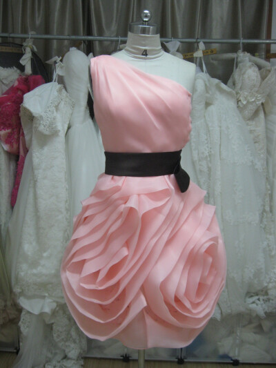 【我爱搜罗婚纱礼服】单肩 粉色 可爱 小礼服。曦 @晨曦小径